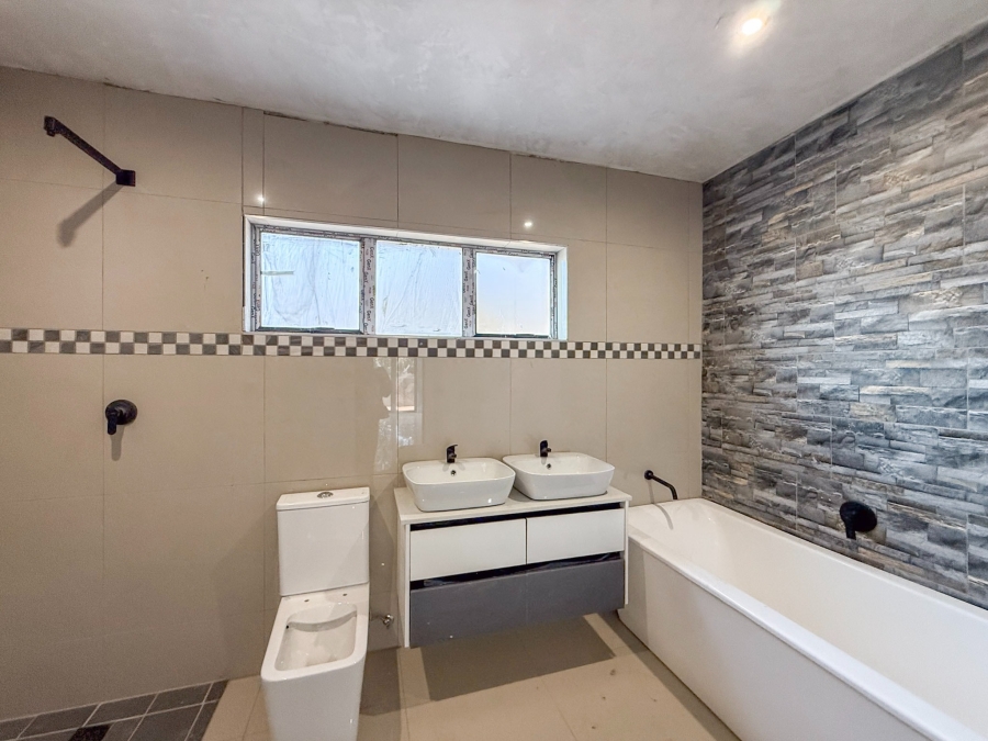 5 Bedroom Property for Sale in Melodie North West